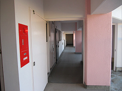 部屋の前